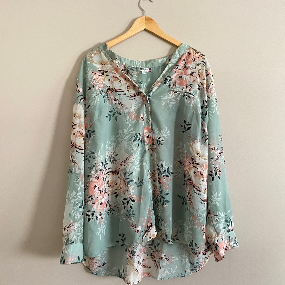 Women’s plus size sheer floral top!